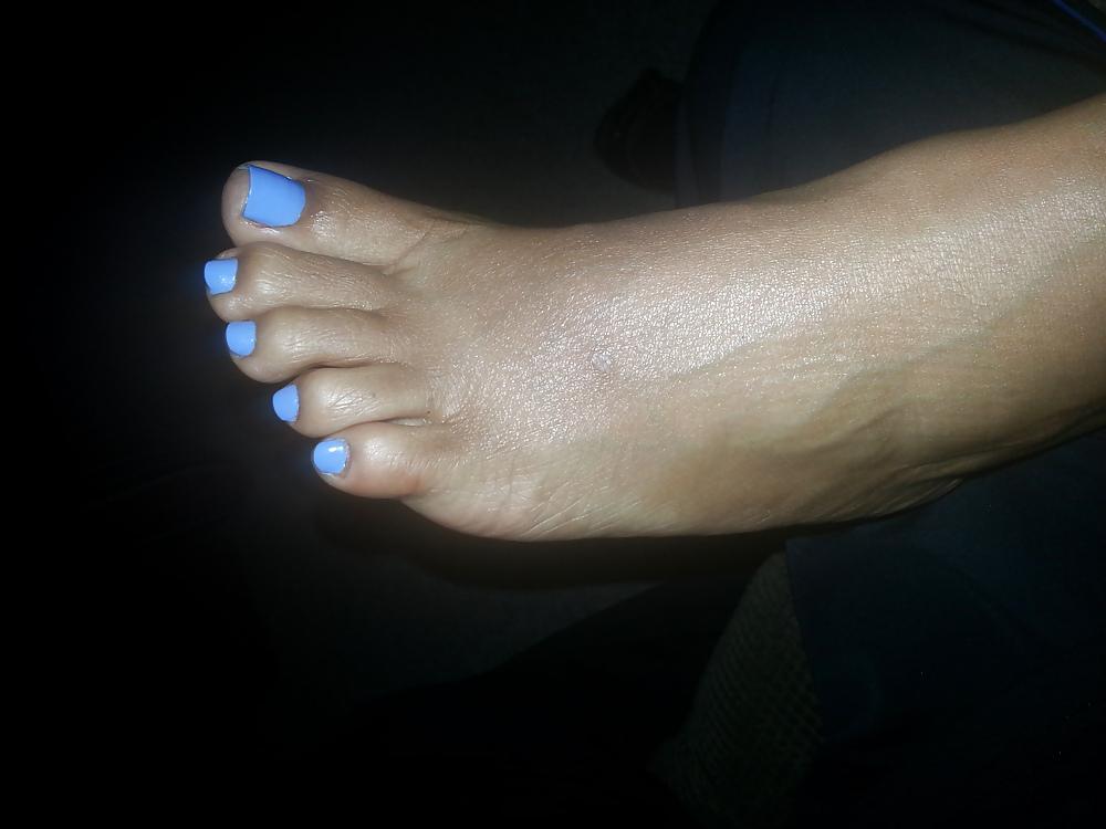 6P Pretty toes and feet