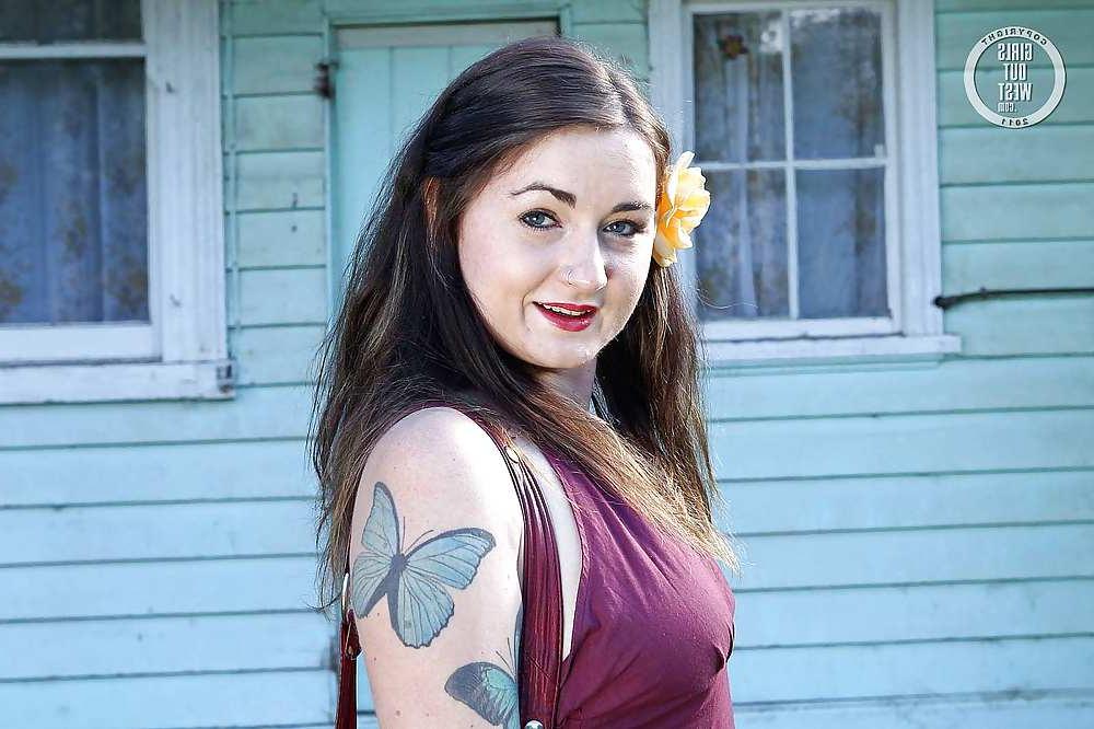 16P Hot amateur lady with a pierced cunt