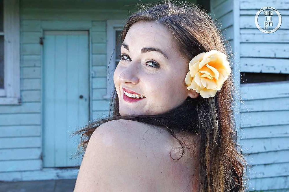 16P Hot amateur lady with a pierced cunt