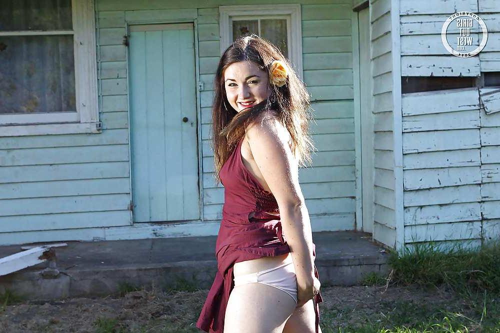16P Hot amateur lady with a pierced cunt