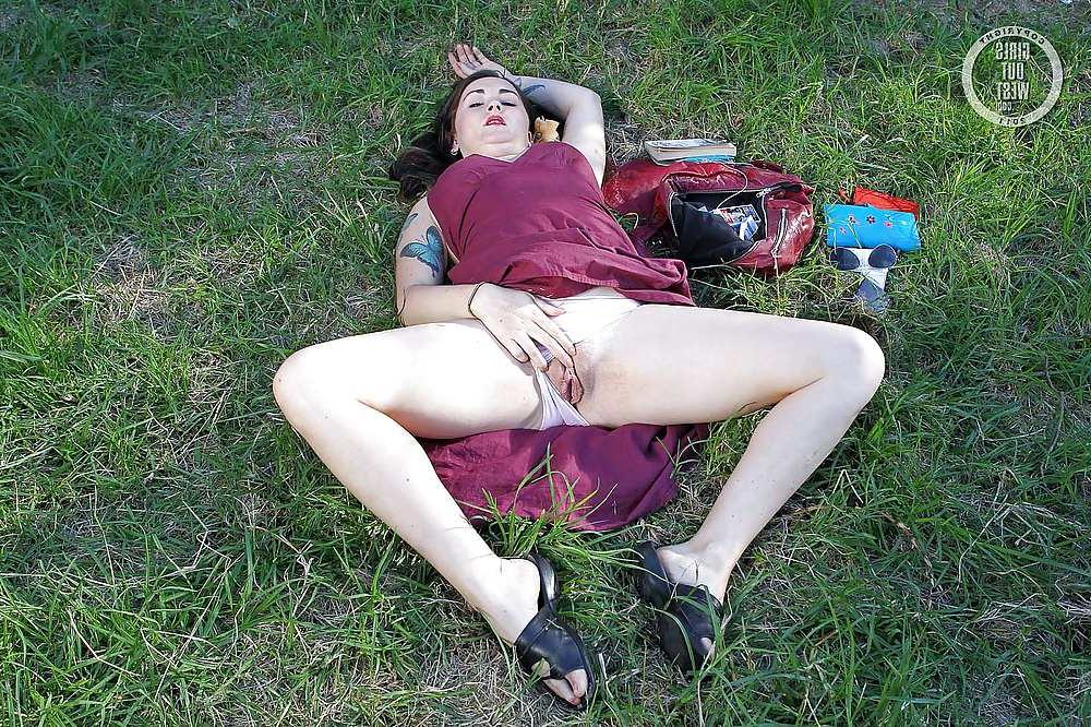 16P Hot amateur lady with a pierced cunt