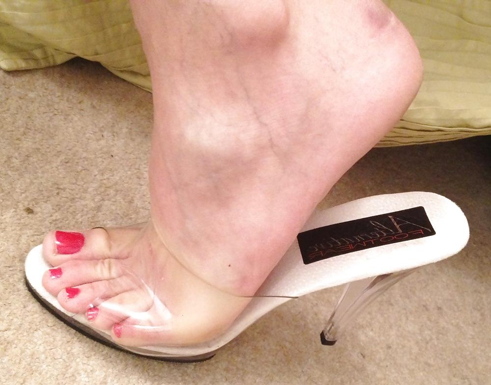 19P Loriwhite: Cum on my feet
