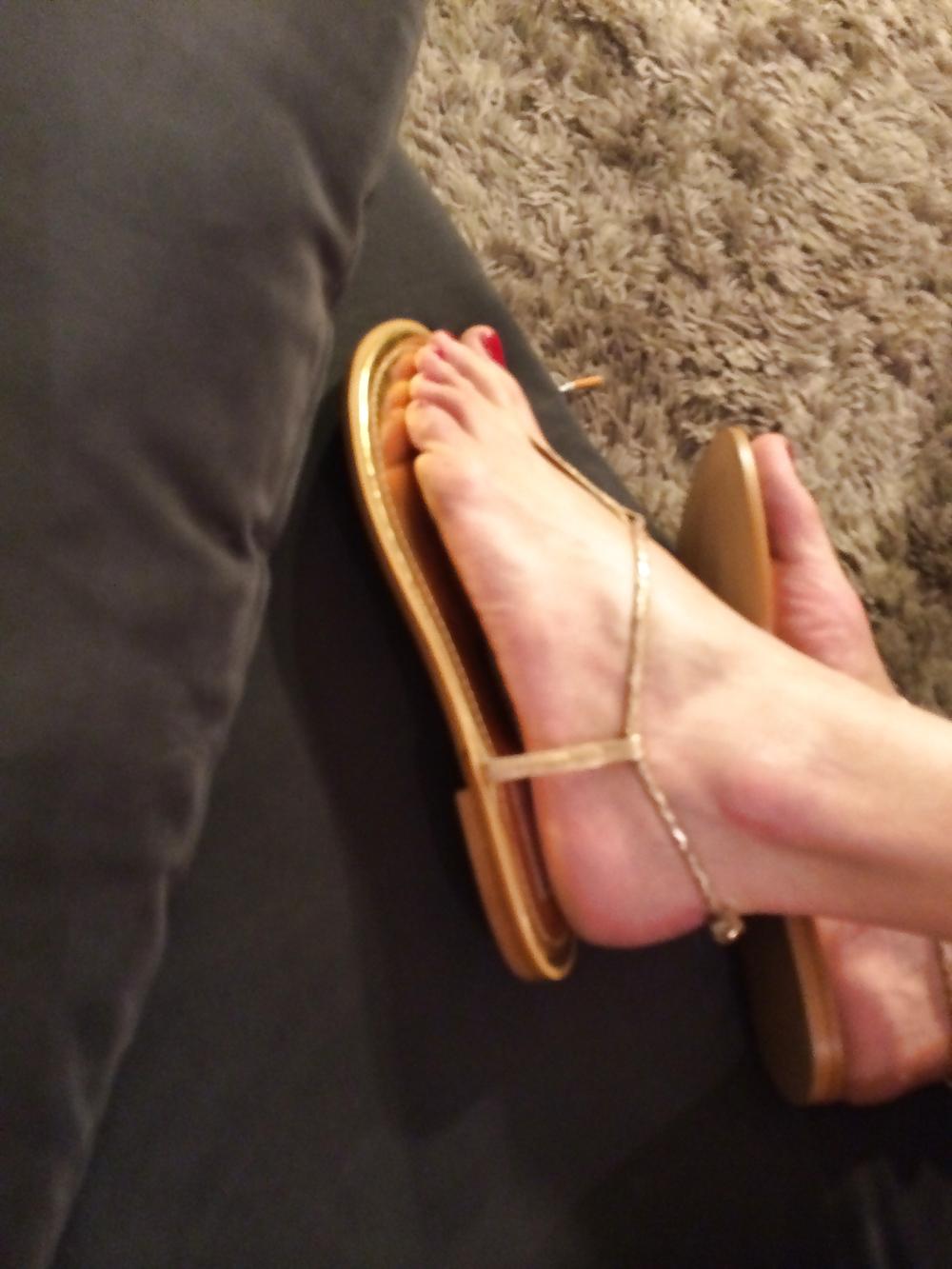 19P Loriwhite: Cum on my feet