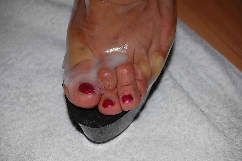 13P My cum on her feet and heels
