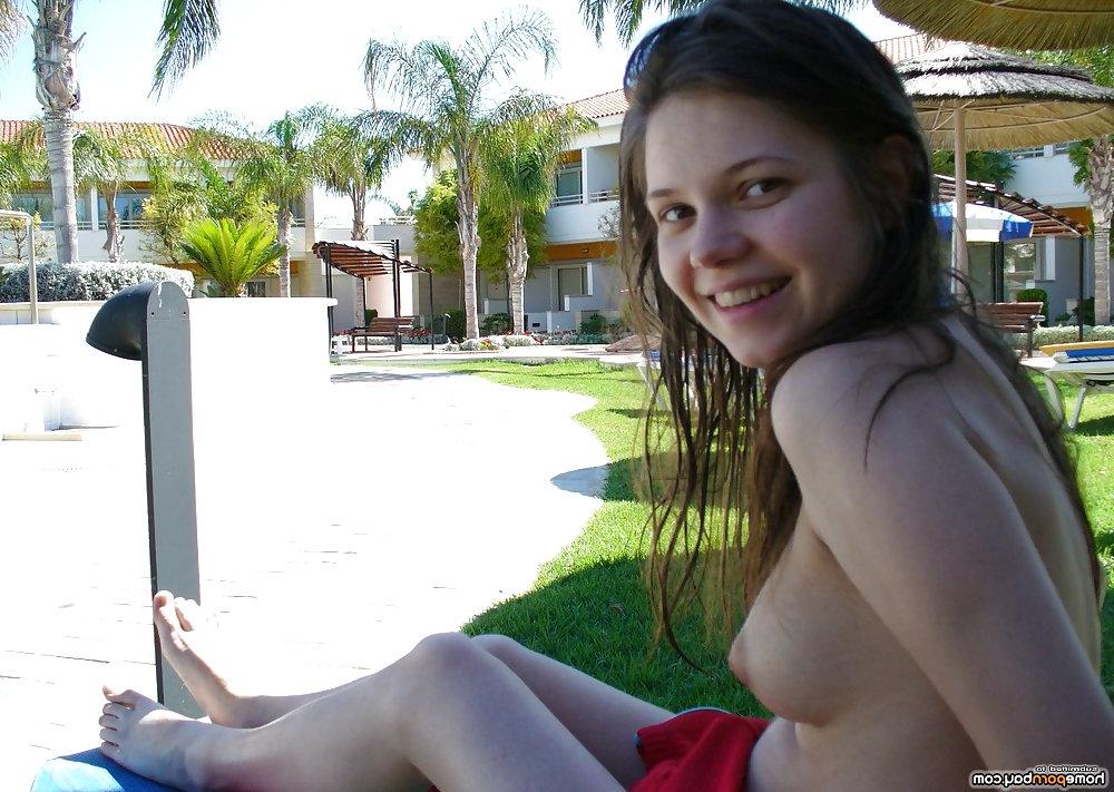 23P Cute nude pregnant darling
