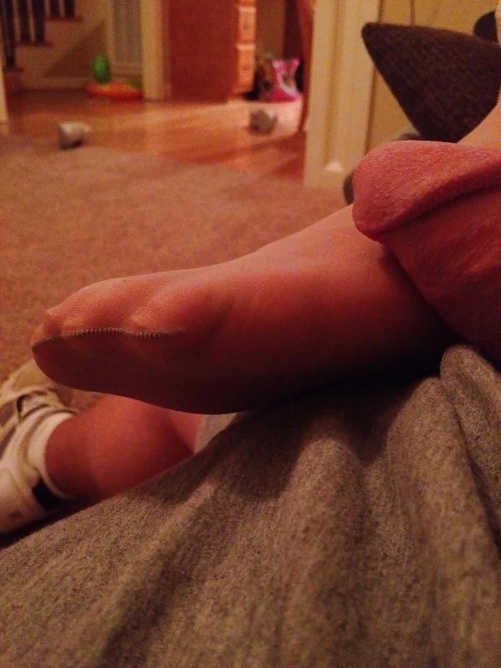 25P Pantyhose footjob with cum on feet from wife