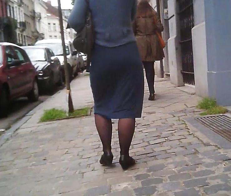 15P Sexy Milf in Skirt