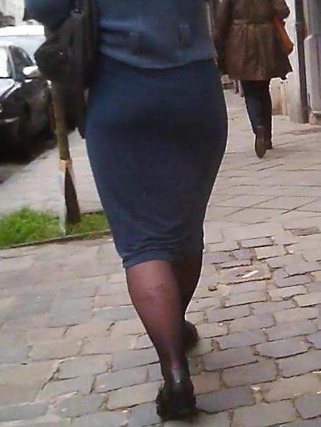 15P Sexy Milf in Skirt