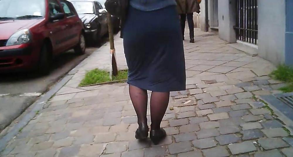 15P Sexy Milf in Skirt