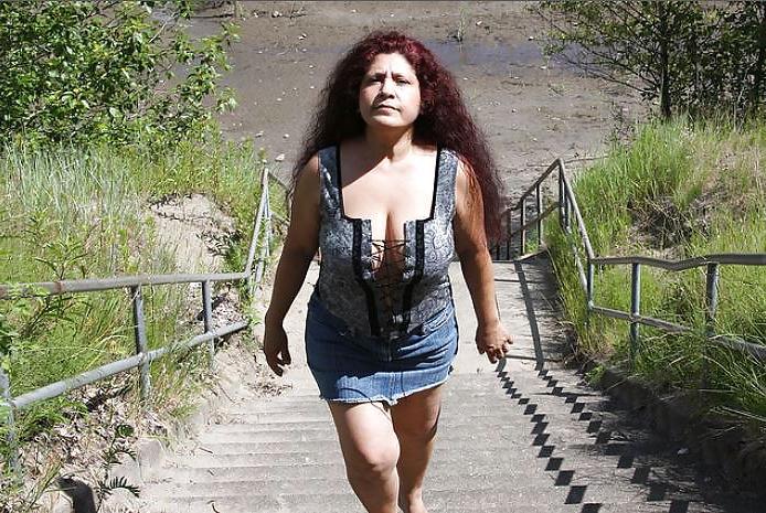 12P Mature women forgot her bra.