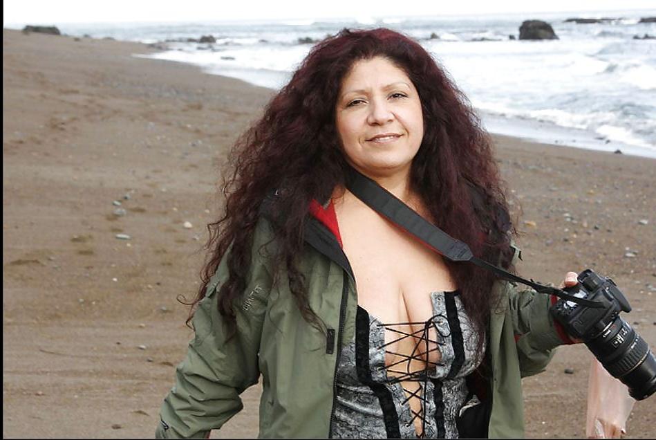 12P Mature women forgot her bra.