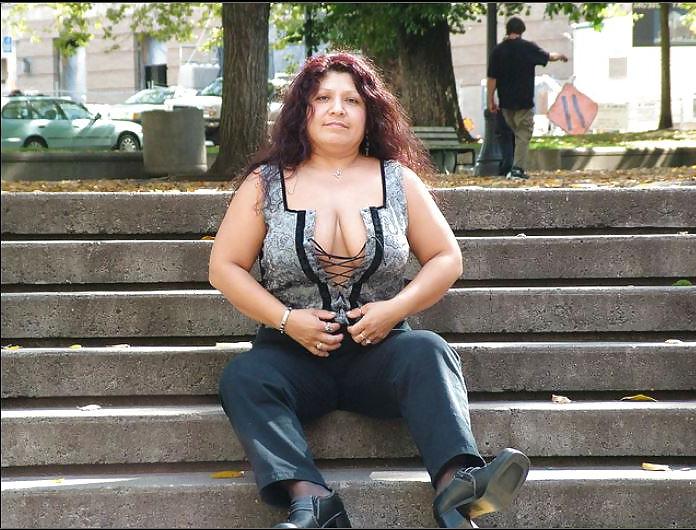 12P Mature women forgot her bra.