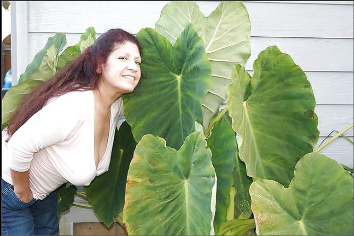 12P Mature women forgot her bra.