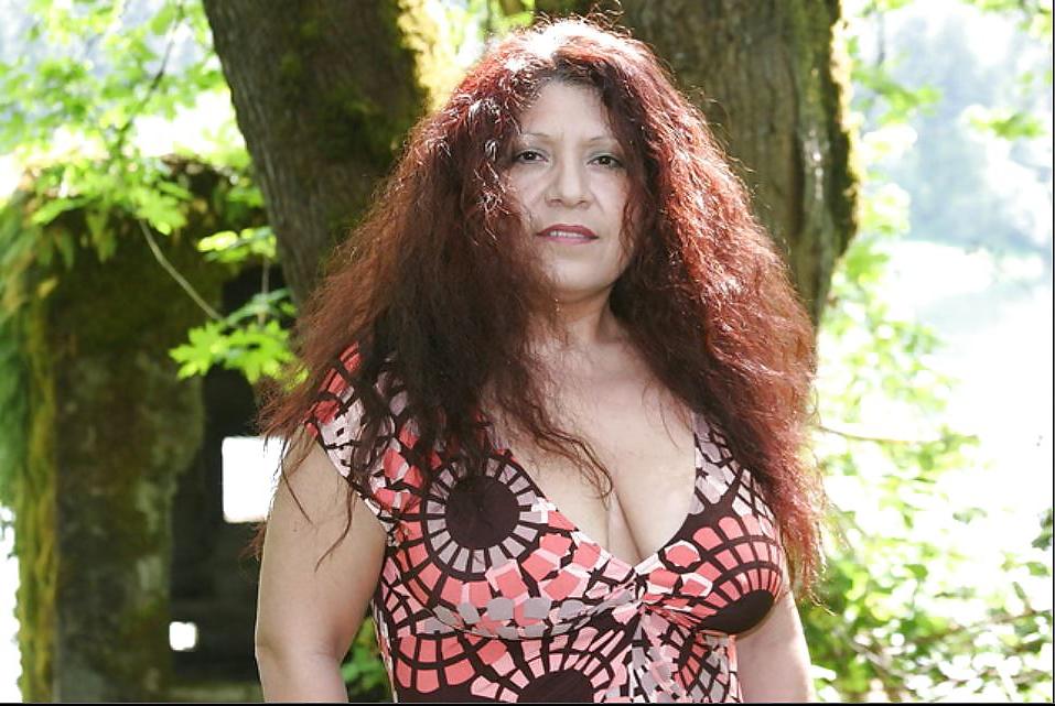 12P Mature women forgot her bra.