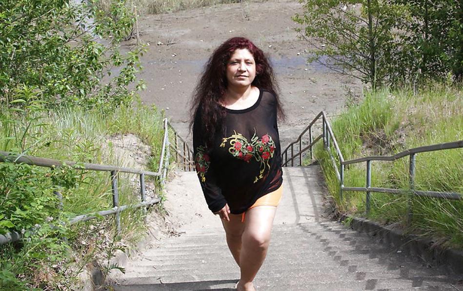 12P Mature women forgot her bra.