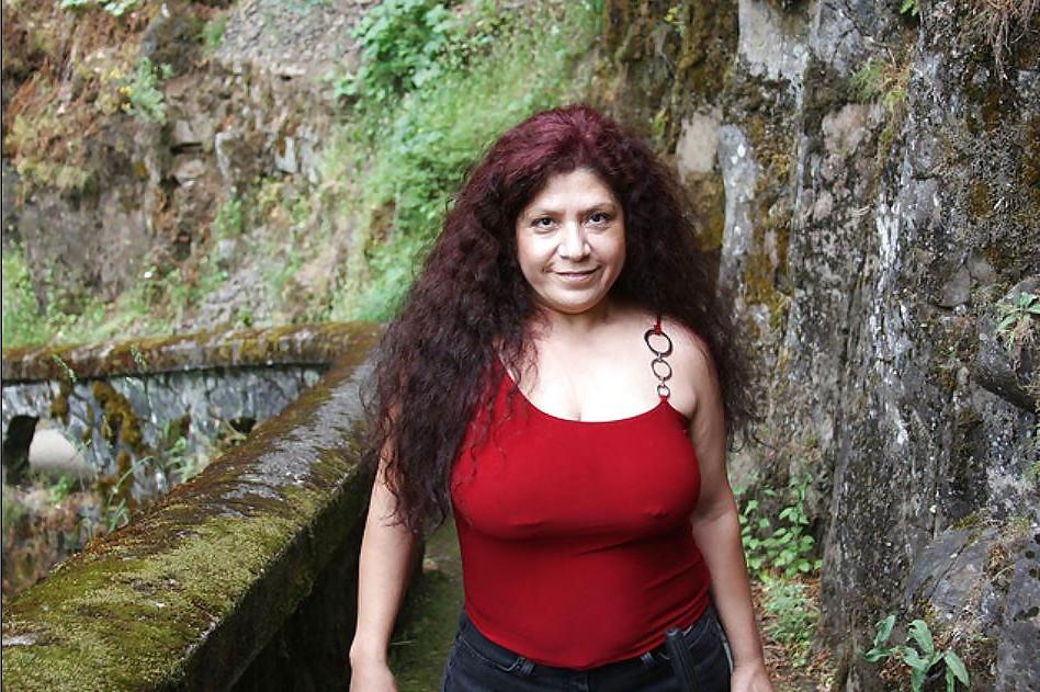 12P Mature women forgot her bra.