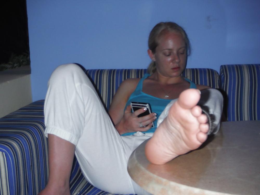 5P Wifes feet in hotel room waiting for cum