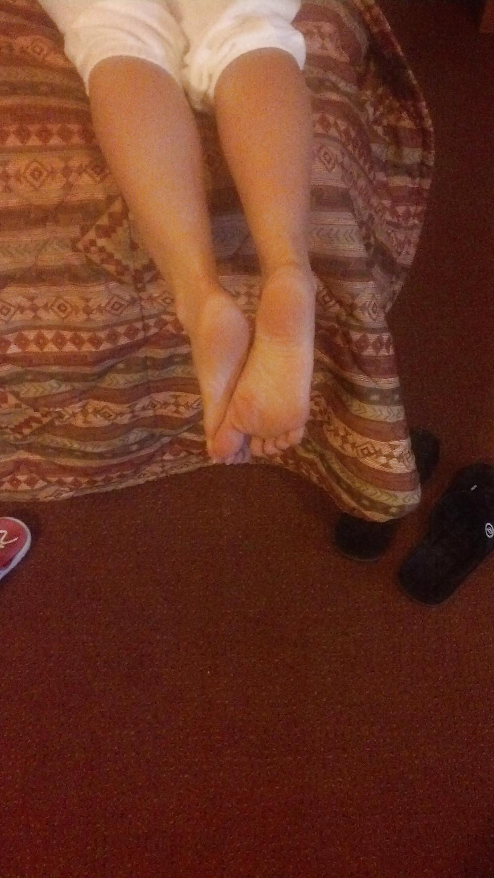 5P Wifes feet in hotel room waiting for cum