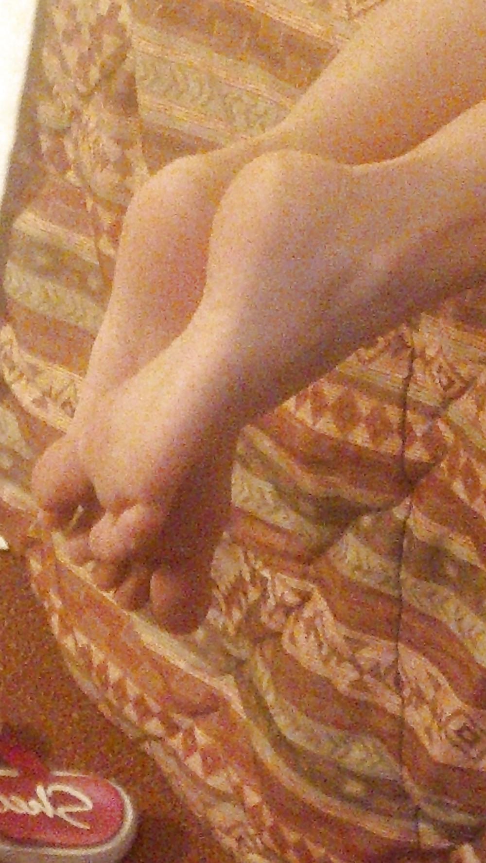 5P Wifes feet in hotel room waiting for cum