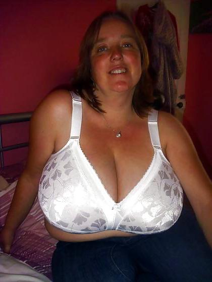 18P Women's tits in bra!