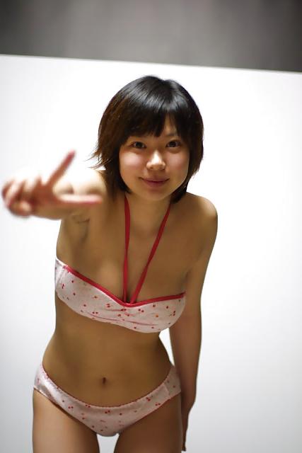 25P Beautiful Japanese Chick!