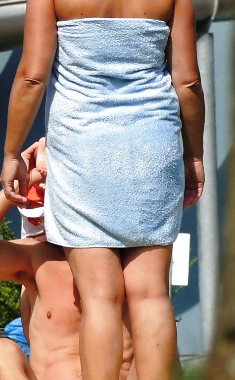 25P Horny female secretly photographed in open-air bath