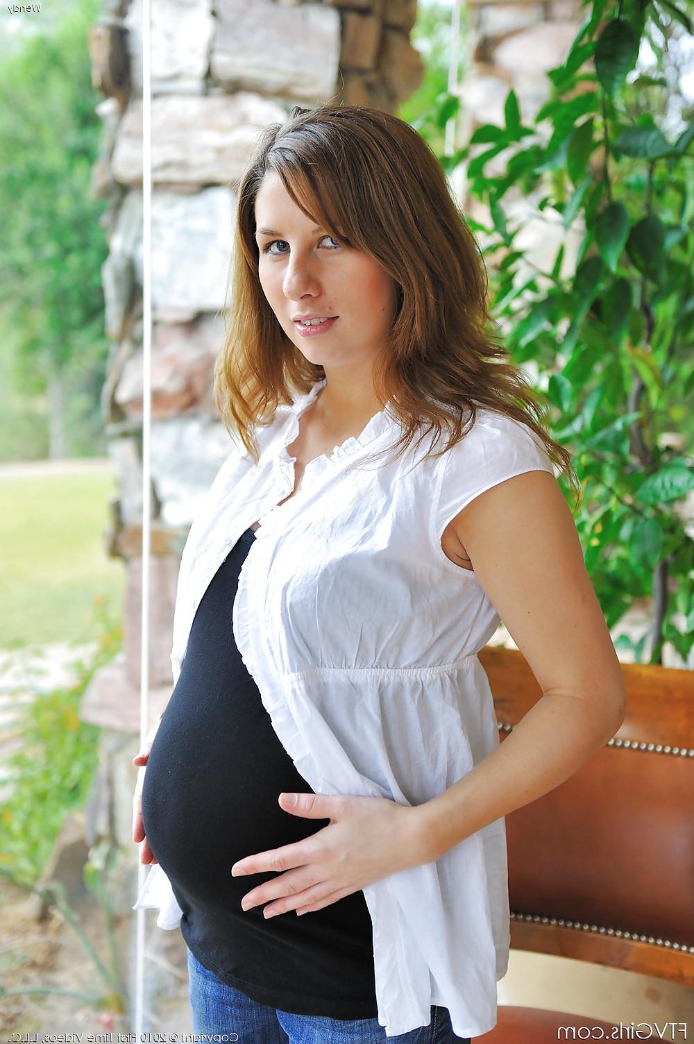 15P Hot pregnant girl