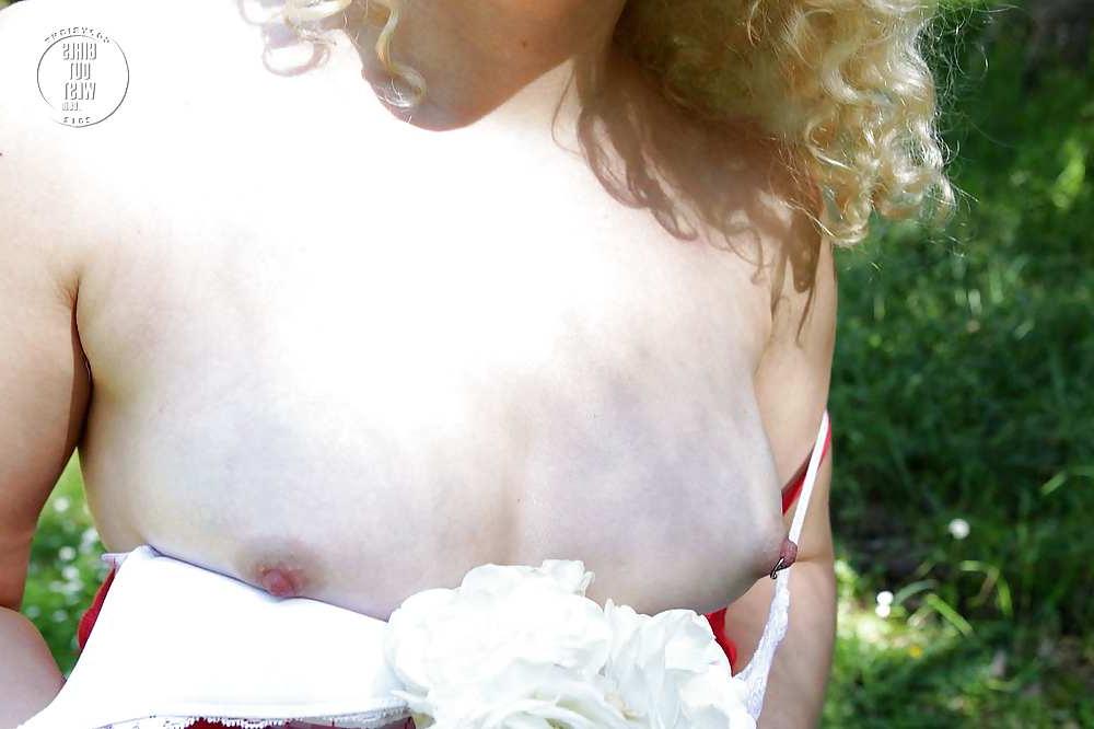 16P Curvy amateur blonde shows her cunt and tits outdoors