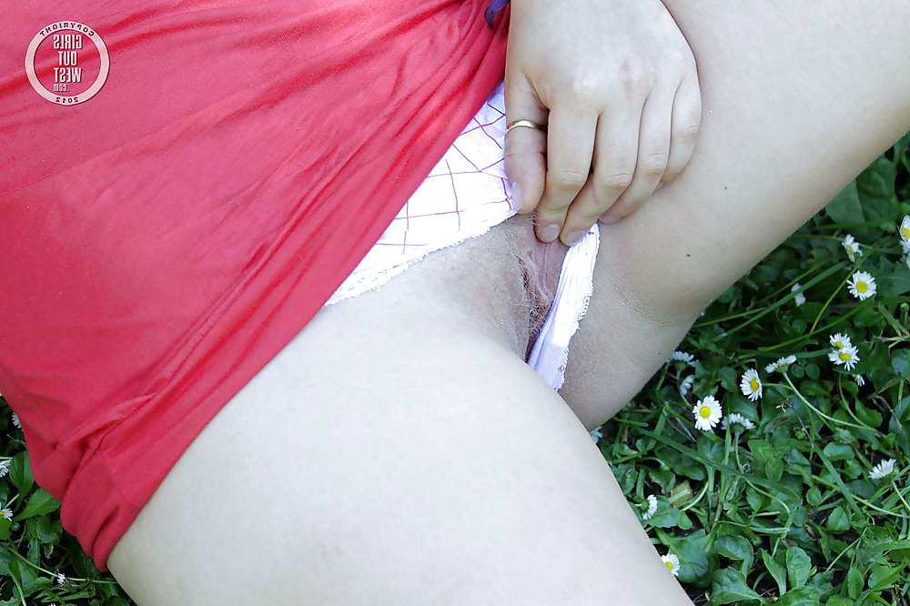 16P Curvy amateur blonde shows her cunt and tits outdoors