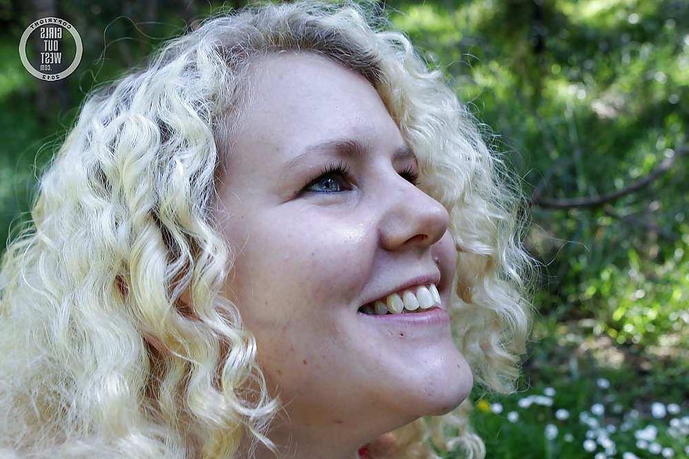 16P Curvy amateur blonde shows her cunt and tits outdoors