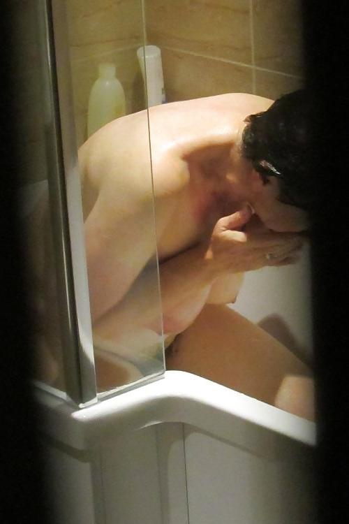 5P Spy my aunt bath