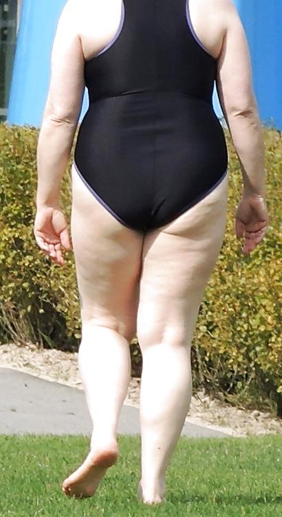 25P Horny women secretly photographed in open-air bath