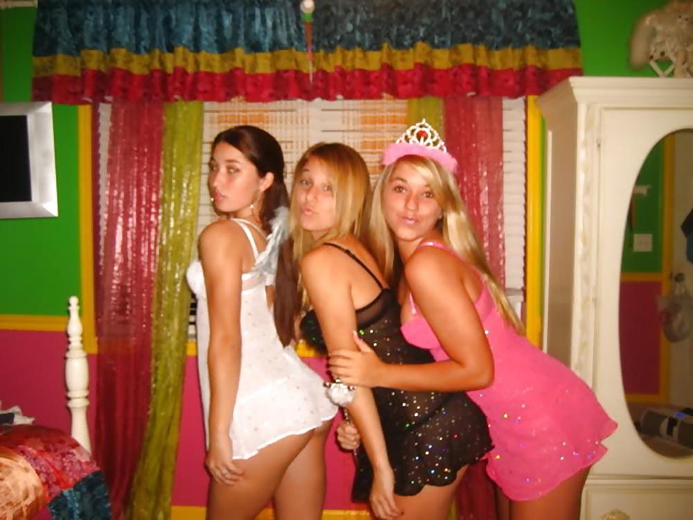 25P Pretty Amateurs Girls