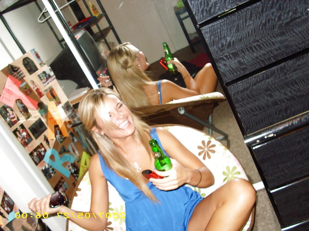 25P Pretty Amateurs Girls 2