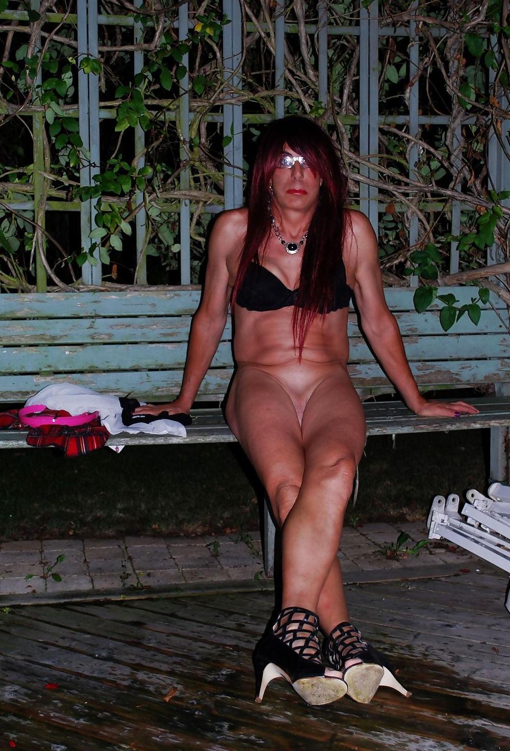 25P Strip tease en exterieur  