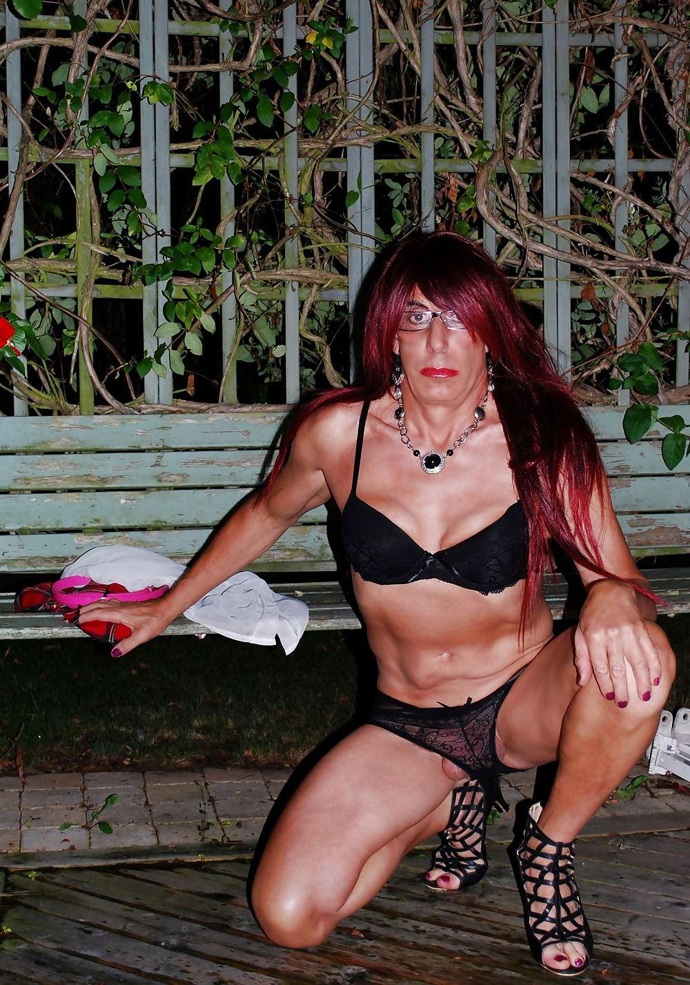25P Strip tease en exterieur  