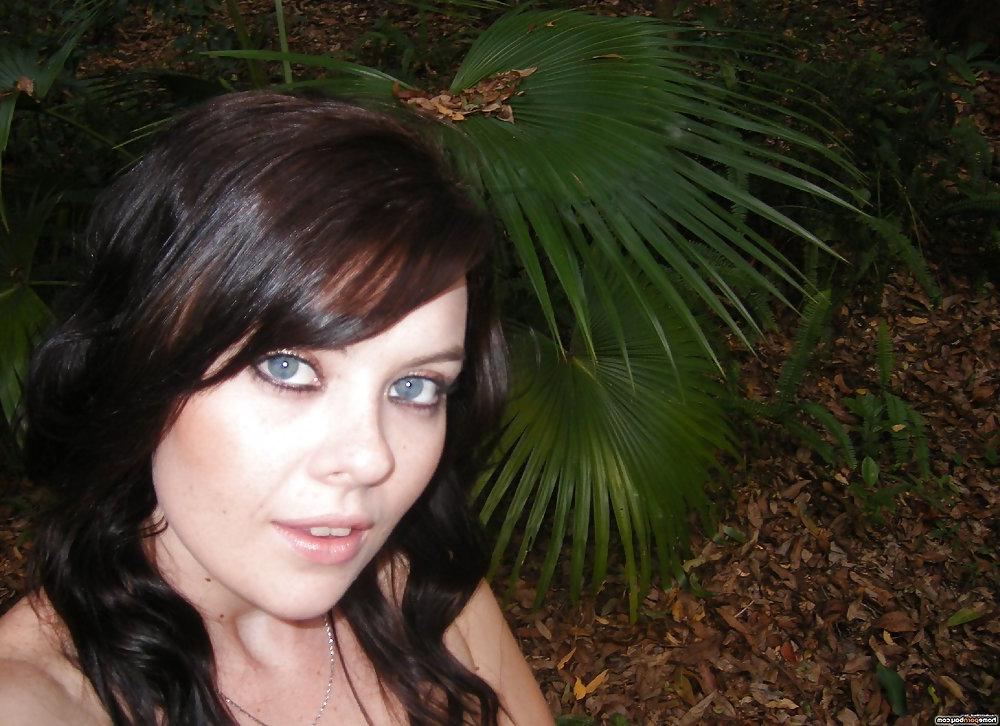 20P Cute amateur gf nude in bath
