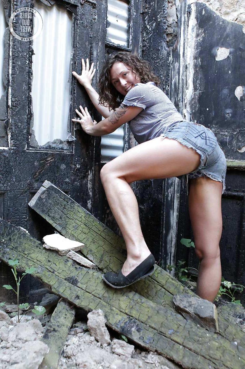 15P Curly amateur chick fingers her hairy cunt