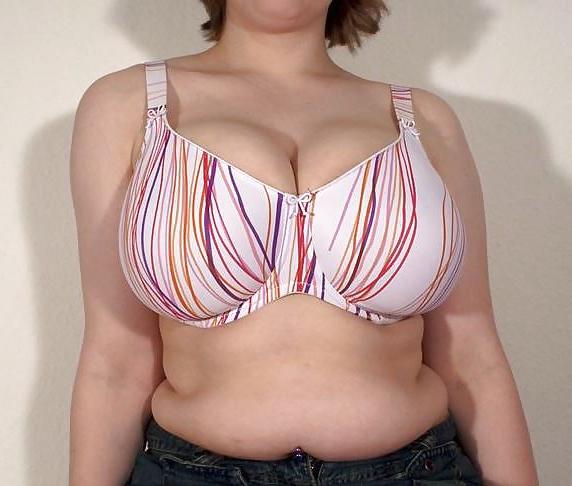18P Chunky tits in bra 32