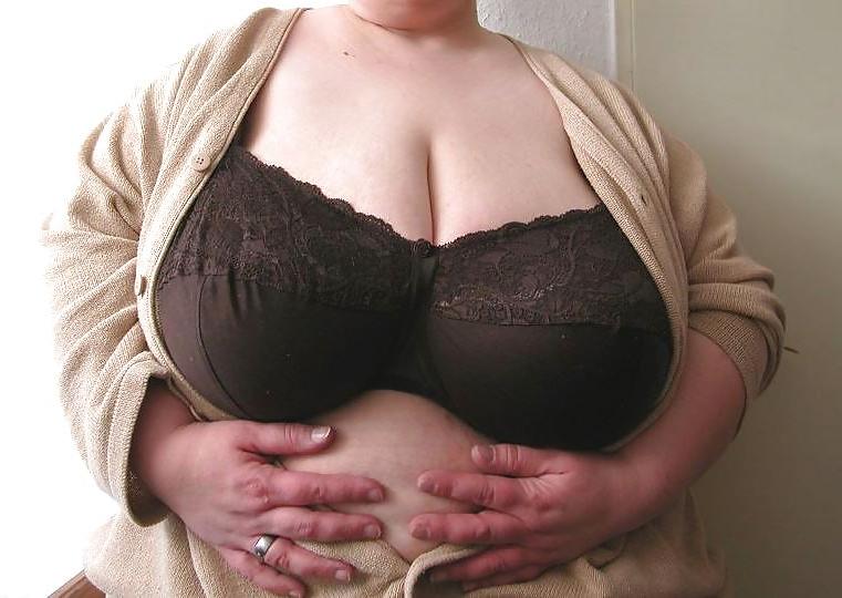 18P Chunky tits in bra 32