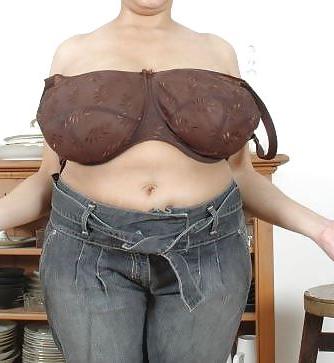 18P Chunky tits in bra 32