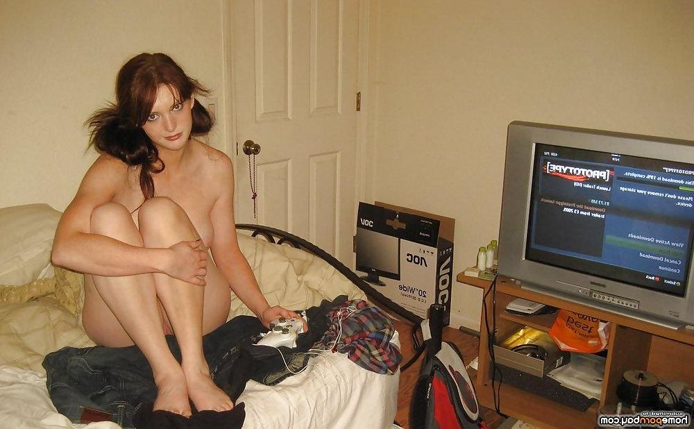 25P My gf nude in her room