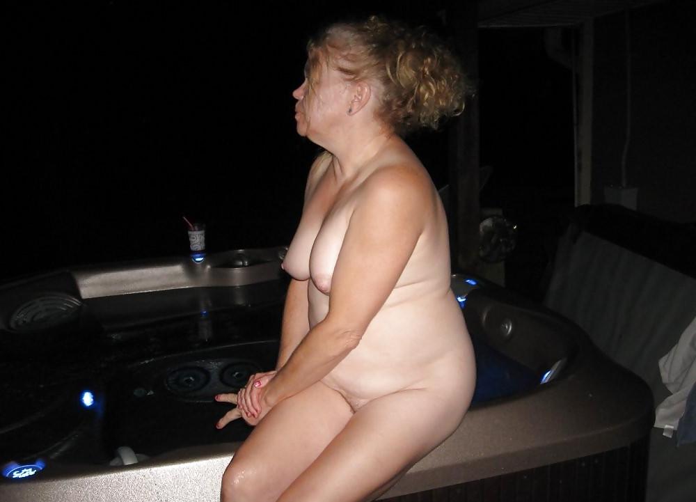 6P Hot in the jacuzzi