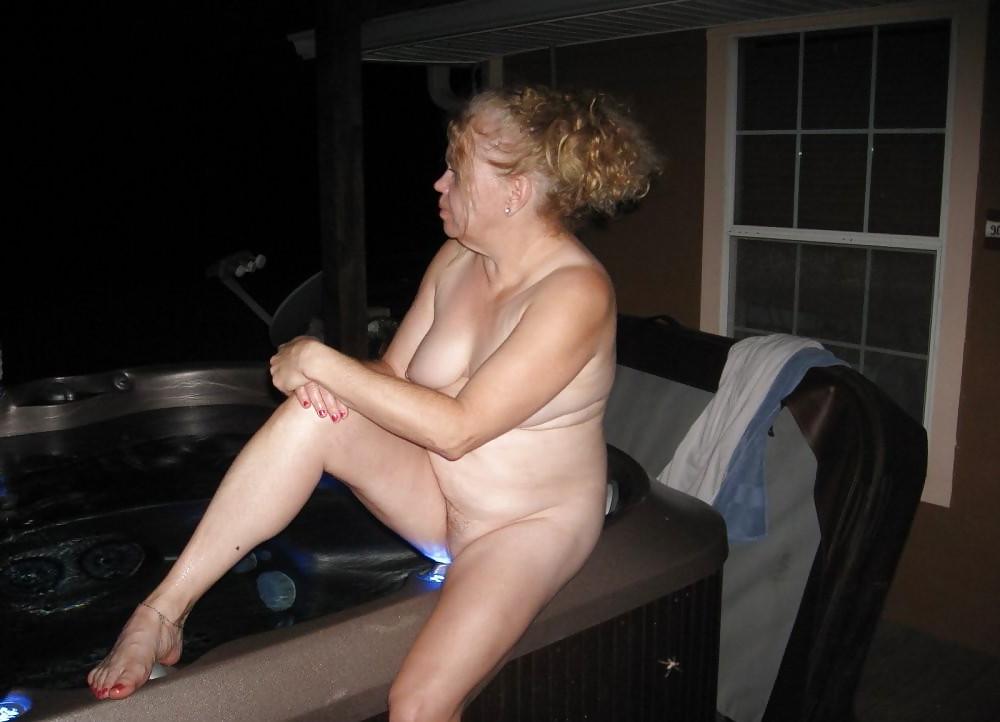 6P Hot in the jacuzzi