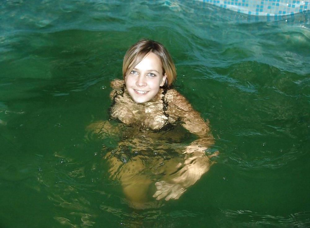 25P LITTLE LIZA - Sexy in Swimming Bath