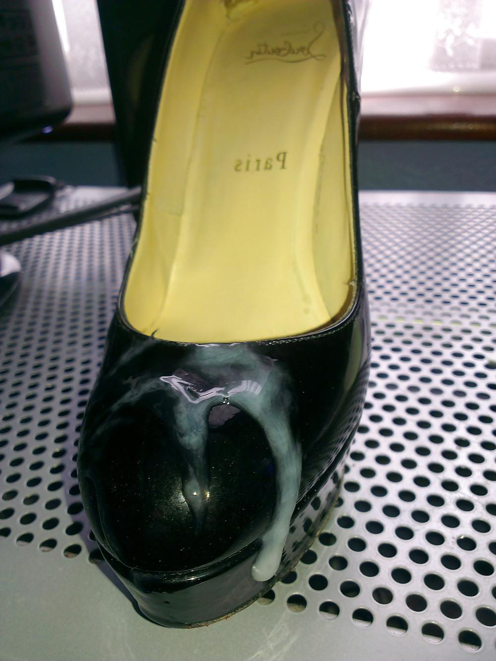 8P Cum on Black patent Louboutin