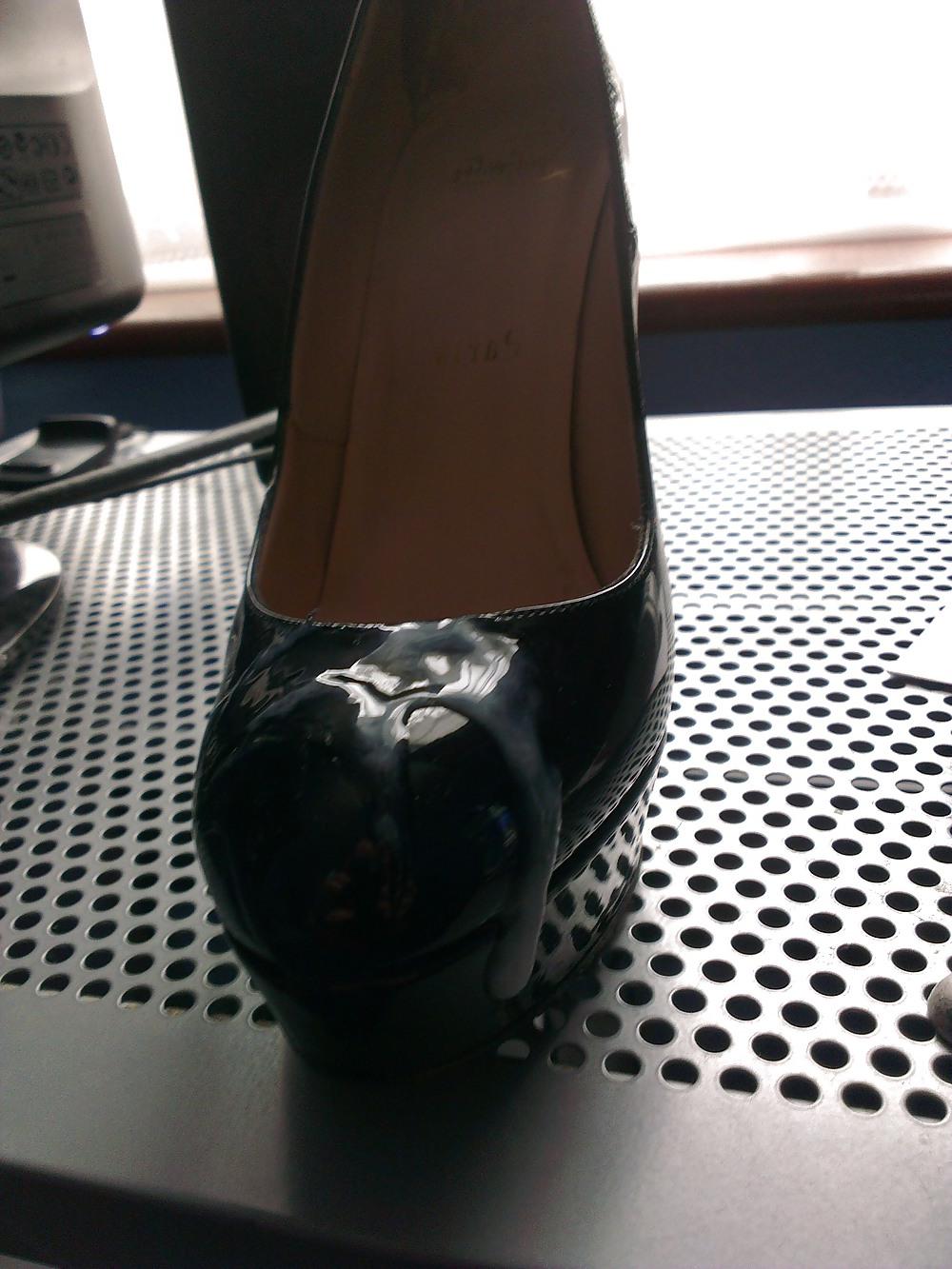 8P Cum on Black patent Louboutin