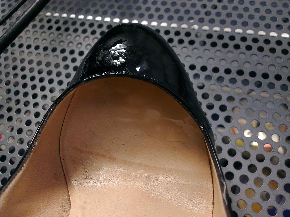 8P Cum on Black patent Louboutin