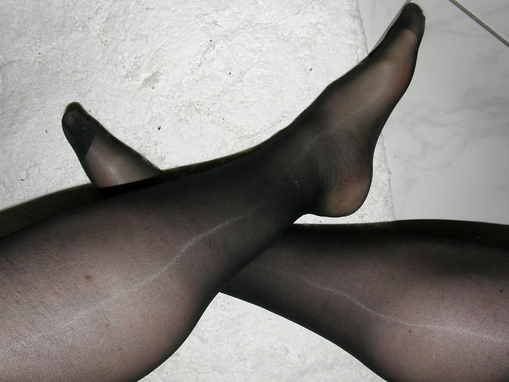 18P Cum on black pantyhose