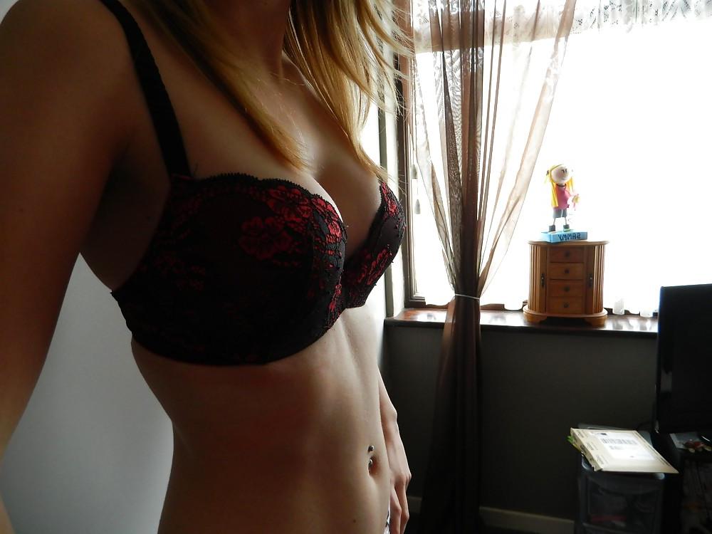 25P Woman who try to seel their bra on the internet